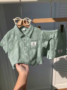 SHEIN 2 piezas Conjunto de camisa azul y pantalones cortos azules de verano casual para niño pequeño, pantalones cortos de playa, conjunto de vacaciones, traje lindo para niños pequeños - Verde - Ver 5
