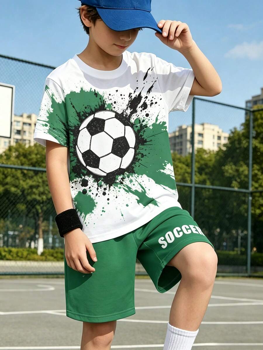 一套男童运动风套装,白色T恤印有泼墨足球图案,绿色短裤印有“SOCCER”字样,短袖T恤和短裤套装,适合夏季穿着,可用于上学、踢足球、日常穿着,休闲百搭,清凉舒适。 - 彩色 - 查看 1