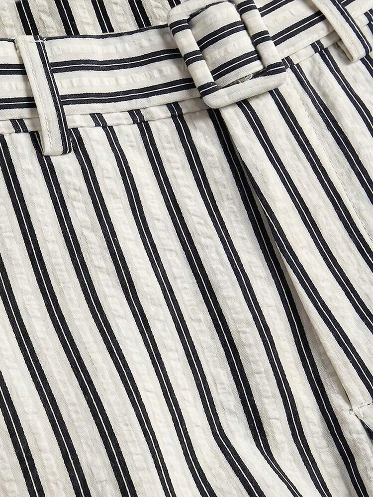 黒と白のハイウエスト ストライプ ワイドレッグパンツ、自己生地ベルトとバックル、春夏フレンチスタイル パリジャンスタイル オフィスワークアウトフィット シック