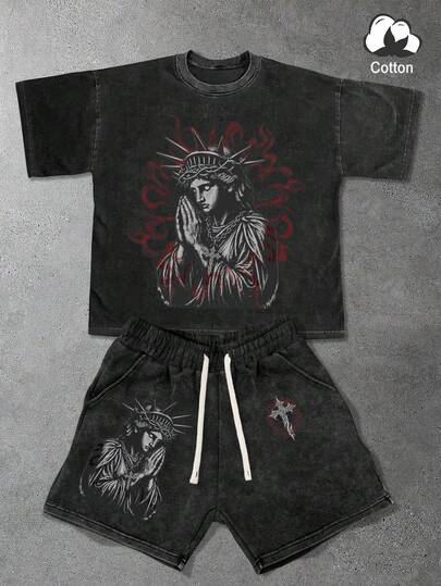 Manfinity EMRG 男士黑色哥特复古街头风两件套，男士短袖T恤配抽绳短裤，深色复古祈祷图案印花休闲夏季套装，适合街头、音乐会和音乐节等场合。