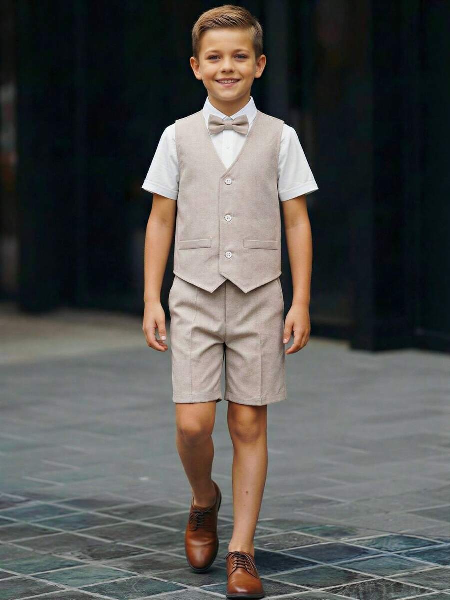 SHEIN Bộ vest lịch lãm 3 món cho bé trai tuổi teen - Áo polo tay ngắn màu trắng, áo gile và quần short/quần dài, thích hợp mặc vào mùa xuân/hè, lý tưởng cho tiệc sinh nhật, lễ rửa tội, lễ kỷ niệm sinh nhật lần thứ nhất, dạ hội, biểu diễn, đám cưới, trang phục lịch lãm cho khách mời đám cưới, phù rể, cậu bé cầm nhẫn.
