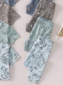SHEIN [Bộ 6 món, giao ngẫu nhiên 2 món/bộ] Bộ đồ ngủ ôm sát cho bé trai, hàng mới về mùa xuân/hè, họa tiết thời trang bán chạy: Khủng long, Cá mập, Sư tử, Voi, Cá sấu, Gấu Koala, vải dệt kim co giãn, áo tay ngắn và quần dài. Bộ đồ ngủ 2 món - Nhiều màu - Xem 5