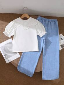 SHEIN Bộ 2 món cho bé gái: Áo trắng ngọt ngào và năng động kết hợp với quần ống rộng màu xanh dương. Áo làm từ vải dệt mềm mại với cổ áo hoa xinh xắn, thiết kế cài cúc phía trước dễ mặc. Quần ống rộng màu xanh dương làm từ vải dệt mềm mại, dáng rộng thoải mái, nhẹ nhàng cho mùa xuân/hè, thích hợp cho các hoạt động thường ngày, công viên, họp mặt gia đình. - Màu xanh lam - Xem 2