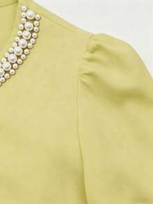 GlowEve Damen Champagner-farbiges elegantes Rundhals-V-Ausschnitt Kurzarm Casual Puffärmel Hemd mit Perlenbesatz, locker geschnitten, geeignet für den Arbeitsweg, eleganter Alltag. Elegant, Casual, Casual Outfit für Damen, Romantik, Valentinstag, Date, modische Casual-Pendlerkleidung, Business-Bürokleidung, vielseitig und stilvolle Casual-Alltagskleidung, urbane professionelle Kleidung für Lehrer, Muttertag - Hellgelb - Übersicht 6