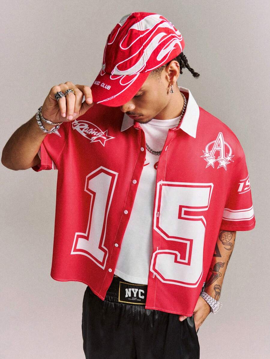 CRAVYNX Camisa de estilo urbano para hombres con contraste rojo y blanco, patrón estampado tipo deportivo número 15# - Rojo - Ver 1