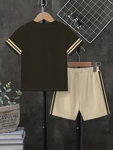 Ensemble de sport streetwear d'été 2 pièces pour garçons, T-shirt à manches courtes avec imprimé lettres marron & beige + short, tenue polyvalente pour le quotidien, manches avec rayures contrastées kaki, Top marron foncé avec pantalon kaki - Multicolore - Voir 3