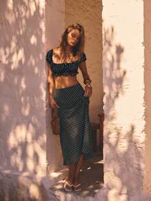 Aralina Áo croptop mỏng nhẹ, chất liệu lưới xuyên thấu, tay áo cánh hoa, phần ngực nhún bèo, thắt dây phía trước, kiểu dáng dễ thương cho mùa hè, trang phục đi nghỉ mát, đồ hè gợi cảm. - màu đen - Xem 4