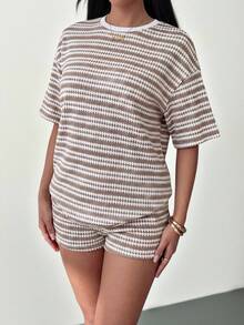 SHEIN Tall 2件套女士宽松条纹圆领T恤和松紧腰条纹裤，春夏仿毛衣套装，春夏风格，卡其色，休闲套装，家居服，休闲睡衣，新年睡衣，亲子圣诞睡衣套装，女士休闲套装，棕色两件套，春季女装。 - 彩色 - 查看 7