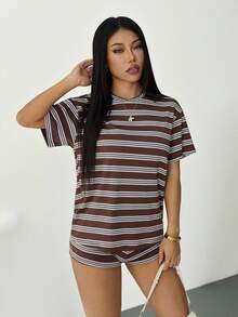SHEIN PETITE 假日休闲套装：棕色条纹针织女式圆领短袖T恤和短裤 - 棕色 - 查看 2