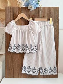 Cozy Pixies Setelan Liburan Musim Panas untuk Anak Perempuan: Kaos Lengan Pendek Warna Aprikot, Celana Motif Garis dan Bunga, Kerah Persegi Berkerut, dan Bordir di Bagian Bawah. - Aprikot - View 2