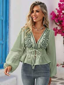 Vivid Eden Áo kiểu nữ màu trắng cổ chữ V thêu hoa xanh lá cây phong cách Boho, tay dài, thích hợp cho kỳ nghỉ, áo Boho xanh lá cây, áo kiểu Boho, áo Boho tay dài, áo buộc dây phía trước, áo đi chơi, trang phục miền Tây cho nữ, trang phục sân bay, áo dễ thương, trang phục mùa thu, trang phục đi học, trang phục đi xem hòa nhạc đồng quê, áo đi chơi, áo Boho cho nữ, áo phong cách Bohemian. - màu xanh lá - Xem 3