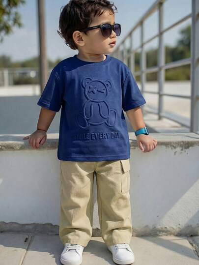 SHEIN Conjunto de camiseta de manga corta con cuello redondo y patrón de letras en relieve, y pantalones de color contrastante con bolsillo cargo para niños pequeños, conjunto deportivo casual adecuado para primavera, verano y otoño, versátil para vacaciones, escuela