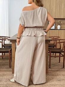 SHEIN CURVE+ 两件套加大码女装夏季套装，适合音乐节、复活节、西式、游牧风、生日派对、毕业典礼、大学、学生、日常穿着、百搭基础款、休闲、度假、邮轮旅行、海滩、日光浴、网红、街头风、婚礼宾客波西米亚风、通勤、早午餐、机场、派对、假日郊游、优雅晚宴、盛会、休闲等场合。高端优雅杏色不对称肩部无袖上衣搭配阔腿裤套装。 - 杏色 - 查看 3