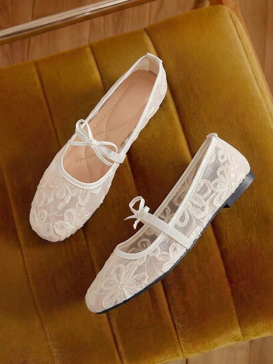 Eladyva Schleife Quadratische Spitze Damen Flache Schuhe, Gestrickte Casual Schuhe, Große Größen Casual Ballett Schuhe, Flache Damen Slip-On Schuhe, Komfortable vielseitige Schuhe, Boho-Stil Gelb, Schwarz, Weiß, Beige, Hellblau, Leopard Muster Frühling/Herbst Spitze Flache Schuhe, Europäisch und Amerikanisch Große Größen Sommer Outdoor Casual Walkingschuhe, Damen Casual Flache Schuhe, Schlabbrige Schuhe, Cut Out Schleife Chinesischer Stil Damen Loafer, Elegante Weiße Flache Schuhe, Blumig - weiße Blüten - Übersicht 1