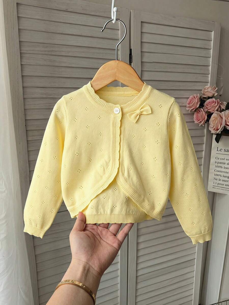 SHEIN 儿童女童纯色荷叶边开衫,休闲可爱落肩蝴蝶结装饰圆领针织毛衣,柔软舒适,适合日常穿着、户外、旅行、度假、居家、幼儿园、玩耍、上学等场合。短款开衫,女童毛衣,女童罗纹开衫,青少年开衫,荷叶边开衫。可作披肩、背心、防晒、空调房内穿着,黄色 - 黃色 - 查看 1