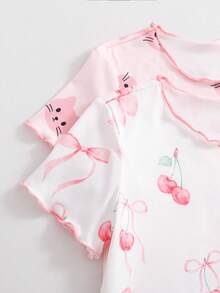 SHEIN 两件套女童时尚白色粉色卡通猫咪水果印花圆领短袖轻薄睡衣，采用亲肤光滑针织面料，适合夏季室内休闲穿着，舒适透气，休闲时尚，搭配同款短裤，尽显女童魅力。 - 彩色 - 查看 5