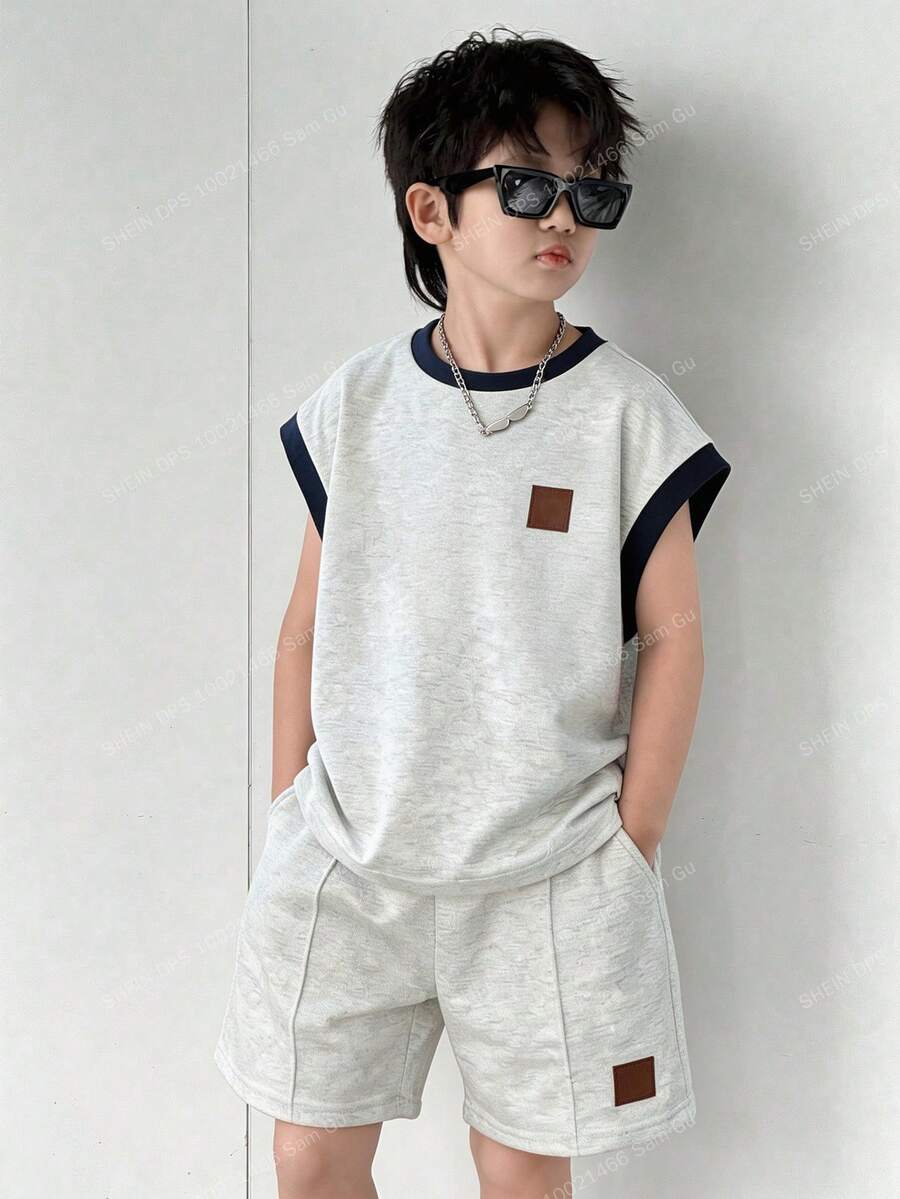 SHEIN 两件套儿童青少年男童休闲学院风圆领短袖T恤和灰色背心搭配灰色运动短裤，T恤面料运动套装，适合春夏季节、郊游、情人节、约会、旅行、度假、家庭聚会、返校、婚礼、晚宴、运动、生日派对等场合。