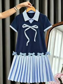 一件女童学院风拼接连衣裙，藏蓝色针织上衣为主体，搭配清新蓝白条纹领口和袖口，领口处的蓝色蝴蝶结装饰增添俏皮感，条纹百褶裙摆与上衣相呼应，整体风格清新青春，适合日常通勤或休闲外出穿着。 - 藍色 - 查看 4