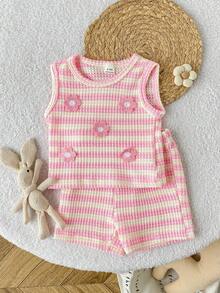 SHEIN Playful Pals 这款女童夏季两件套，米色柚木纹提花圆领背心上衣搭配短裤，清新森林主题，田园牧歌般温柔简约，休闲舒适。面料采用柚木纹编织纹理，厚度适中，版型合身。服装上点缀着黄色、绿色和粉色的立体钩针花朵，适合日常外出、野餐、休闲放松、上下学通勤以及拍照打卡等各种场合。 - 粉色 - 查看 3