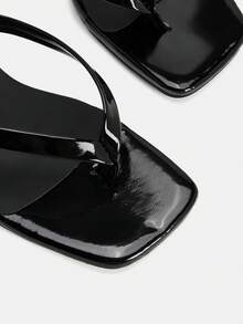 Glitzique Dép xỏ ngón cao gót cổ điển dành cho nữ, tối giản và thanh lịch. Da bóng màu đen, quai chéo, gót cao 7cm, phù hợp cho văn phòng, gia đình, ngoài trời, trang phục thường ngày, lễ hội mùa xuân, năm mới, mùa hè. Thiết kế mũi vuông, thời trang và độc đáo, đế cao su, gót thon mang đến sự thanh lịch và thoải mái. - màu đen - Xem 7