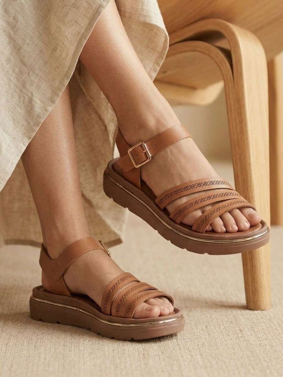 Sandalia con plataforma y hebilla dorada ajustable - Marrón - Ver 1