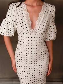 Bris Aura Vestido elegante ajustado con mangas abullonadas, cuello en V profundo y encaje, con estampado de lunares - Albaricoque - Ver 6