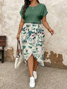 EMERY ROSE Plus Size Women's Round Neck Printed Short Sleeve Asymmetrical Hem Split Dress - Multicolor - View 1
