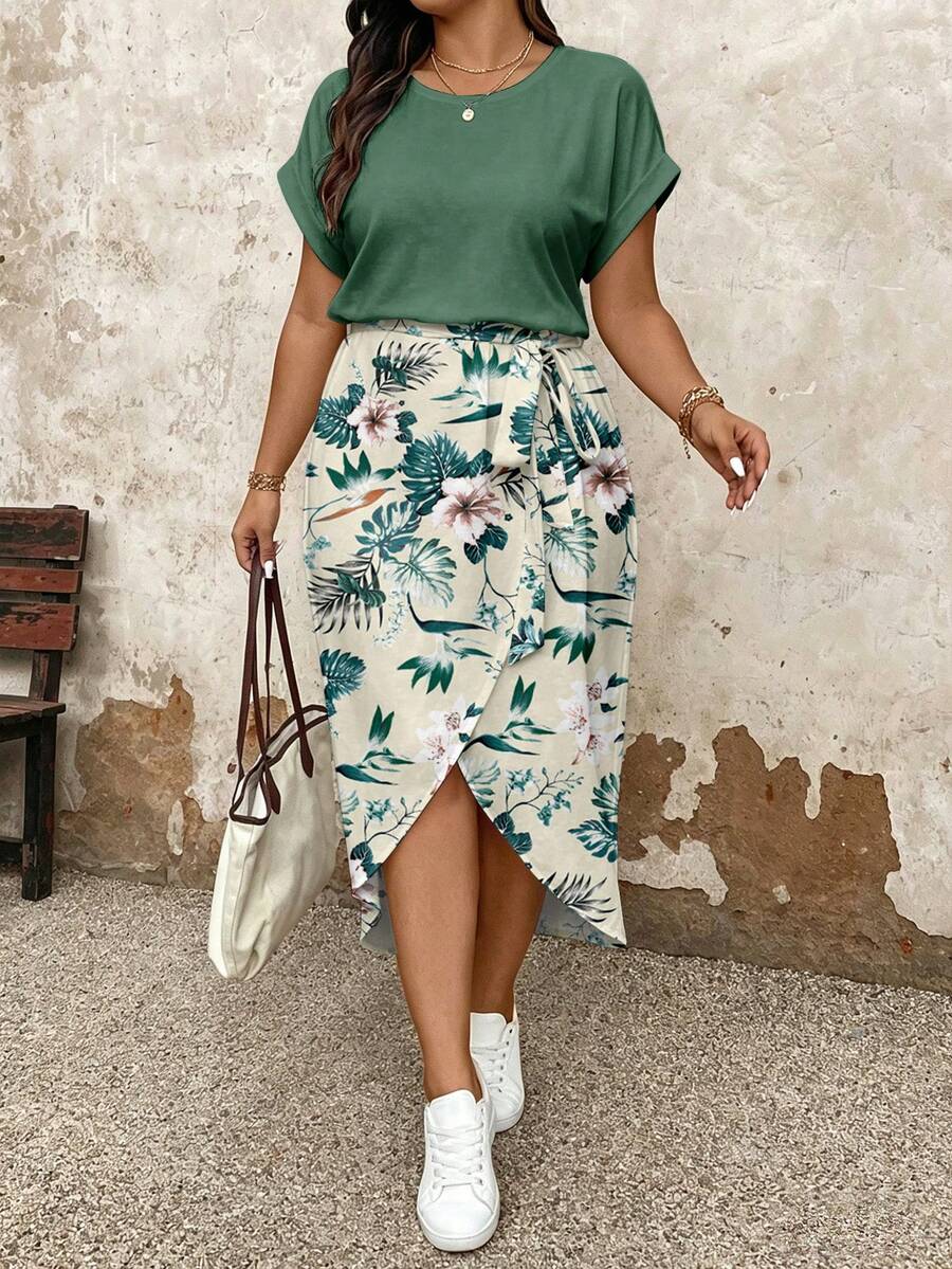 EMERY ROSE Plus Size Women's Round Neck Printed Short Sleeve Asymmetrical Hem Split Dress - Multicolor - View 1