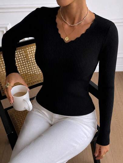 Suéter elegante y casual para mujer, de estilo occidental y versátil. Cuello tipo en "V" con terminación ondulada. Silueta ajustada, colores lisos sin estampado con textura tipo canalé. Tela de poliéster y elastano. Suave, ligero y cómodo, ideal para el uso diario.