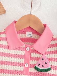 SHEIN 女嬰休閒西瓜刺繡POLO領紋理針織粉色條紋拼接前片荷葉袖洋裝，適合夏季休閒、度假、街頭穿搭 - 粉色 - 查看 7