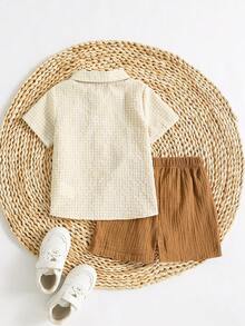 SHEIN Genkimix Kids Set de 2 piezas de camisa de manga corta y pantalones cortos de estilo escolar casual para niños pequeños, cómodos para uso diario, adecuados para salidas de verano y la escuela - Caqui - Ver 9