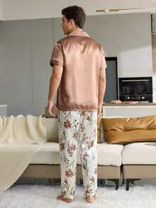 CoupledUp Ensemble de pyjama pour hommes avec chemise de couleur unie à bordure contrastée et pantalon imprimé en faux soie, col châle - Tabac - Voir 4