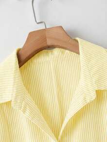 SHEIN CURVE+ Áo sơ mi dài tay cài cúc màu xanh dương xẻ tà sau, kiểu dáng thường ngày thoải mái, dễ mặc, cơ bản, đa năng, tôn dáng dành cho nữ, thích hợp mặc mùa xuân/hè, trang phục mùa xuân, áo kiểu nữ, kiểu dáng đơn giản, áo công sở, áo kẻ sọc. - Màu vàng - Xem 4