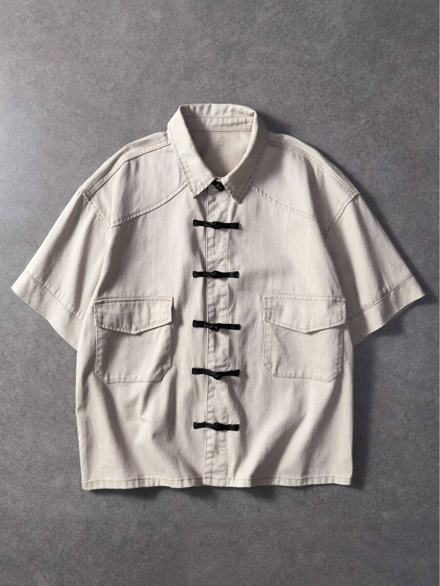 ROMWE MEN Street Life Áo sơ mi denim nam tay ngắn, cài nút đơn giản, có túi nắp, thích hợp cho mùa hè. - Màu be - Xem 1