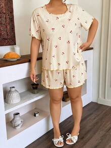 Napfluff CURVE Napfluff CURVE Bộ đồ ngủ 2 mảnh dành cho nữ cỡ lớn, cổ tròn, viền bèo nhún, màu vàng, chất liệu dệt kim gân, in hình quả anh đào, tay ngắn và quần short, đồ mặc nhà dễ thương. - Màu vàng - Xem 3