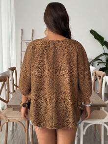 SHEIN VCAY Blusa holgada con cuello en V, estampado de leopardo y mangas con volantes para tallas grandes, ideal para vacaciones, verano, Día de la Madre, vacaciones, festivales, estilo western - Marrón - Ver 2