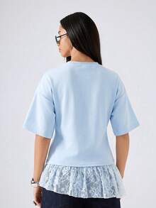 LYSMO 2026新款極簡女款優雅淺藍色蕾絲拼接不對稱下擺修身T恤，荷葉領百褶襯衫，端莊夏季早午餐上衣 - 藍色 - 查看 2