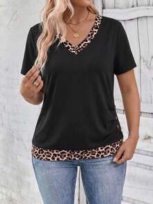 EMERY ROSE Plus Size V-Neck Leopard Print Patchwork Black Fabric Casual T-Shirt With Side Ruched Button Design - Multicolor - View 5