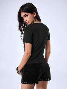 Shutterstock Y2Kool Áo thun nữ tay ngắn cổ tròn ôm sát, họa tiết thánh giá kim loại đen kiểu Y2K Gothic Chic, thích hợp cho các bữa tiệc mùa xuân/hè, kỳ nghỉ biển và mặc hàng ngày. - màu đen - Xem 2