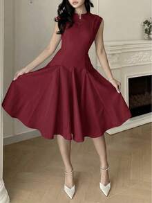 Feyla Gaun Mini Kasual Lengan Pendek dengan Desain Resleting Warna Polos untuk Wanita - Burgundy - View 4