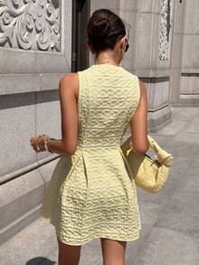 Siren Gaze Vestido elegante y chic de color amarillo con textura de jacquard floral, cuello alto sin mangas, mini vestido para verano e invierno, atuendos de viaje, estilo influyente, fiesta - Amarillo claro - Ver 6