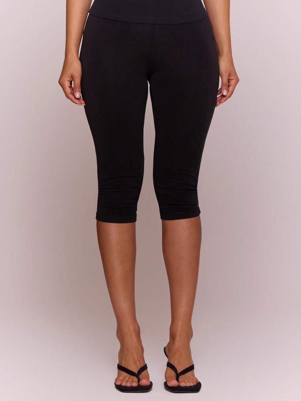 Sportowe Czarne Miękkie Legginsy Capri z Elastyczną Talią