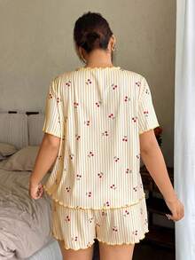 Napfluff CURVE Napfluff CURVE Bộ đồ ngủ 2 mảnh dành cho nữ cỡ lớn, cổ tròn, viền bèo nhún, màu vàng, chất liệu dệt kim gân, in hình quả anh đào, tay ngắn và quần short, đồ mặc nhà dễ thương. - Màu vàng - Xem 2
