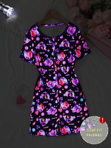 这款K-POP主题印花紫色短袖连体衣专为少女设计，图案包含卡通女孩、星星、月亮和“K-POP”字样，色彩缤纷，梦幻可爱，采用弹力舒适的面料制成，适合居家休闲穿着。 - 紫色 - 查看 6