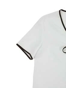 SHEIN Franclia Bộ đồ nữ thường ngày gồm áo tay ngắn cổ chữ V màu trắng, chất liệu giả lanh, họa tiết chần bông, phối viền tương phản, thắt nơ tre, kết hợp với quần short màu nâu đậm, chất liệu bền chắc, thoải mái, phù hợp cho công sở. - màu nâu - Xem 3