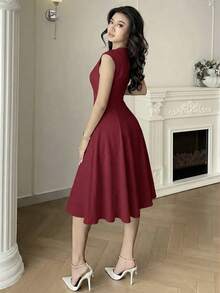 Feyla Gaun Mini Kasual Lengan Pendek dengan Desain Resleting Warna Polos untuk Wanita - Burgundy - View 6