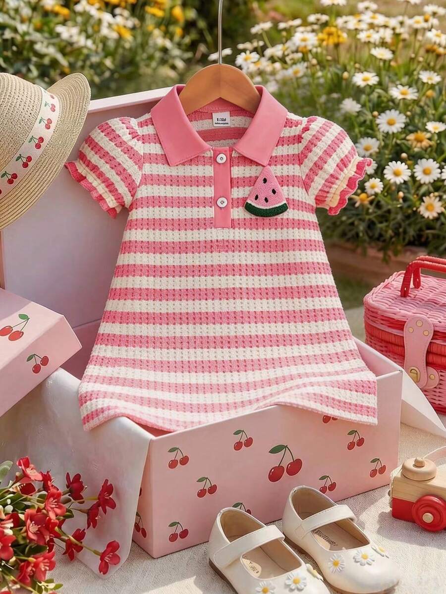 SHEIN 女嬰休閒西瓜刺繡POLO領紋理針織粉色條紋拼接前片荷葉袖洋裝,適合夏季休閒、度假、街頭穿搭 - 粉色 - 查看 1