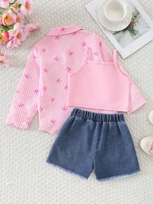 SHEIN Explorewe 这款三件套复古甜美休闲女童套装，采用柔软梭织面料，饰有可爱的粉色蝴蝶结和条纹数码印花图案；白色长袖衬衫，纽扣前开襟，面料舒适柔软；粉色无袖针织露脐上衣，可叠穿；搭配浅蓝色时尚牛仔短裤，适合日常穿着、上学、外出、度假、聚会和节日等场合。 - 粉色 - 查看 2