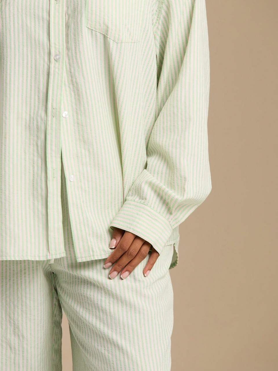 Camicia casual oversize a righe pastello in popeline, elegante e raffinata, adatta per l'ufficio, il capsule wardrobe estivo, le vacanze al mare, con vestibilità ampia e comoda