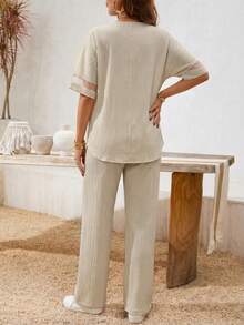 SHEIN Conjunto de 2 piezas de camisa de manga corta con cuello en V de encaje contrastante y pantalones para maternidad, casual de verano para sesión de fotos de maternidad - Albaricoque - Ver 3